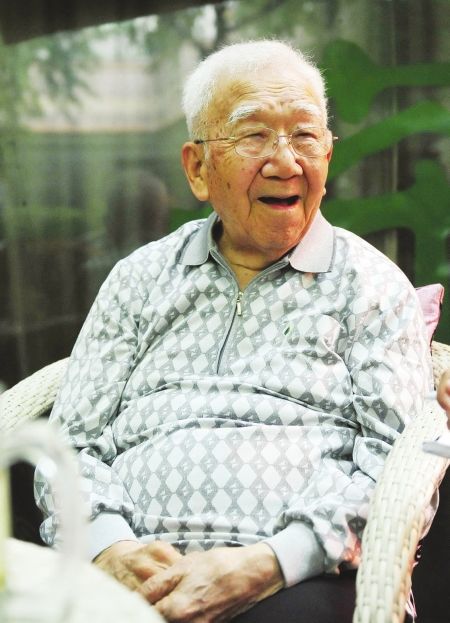 2012年6月，庄老在成都宽窄巷子接受华西都市报记者采访。