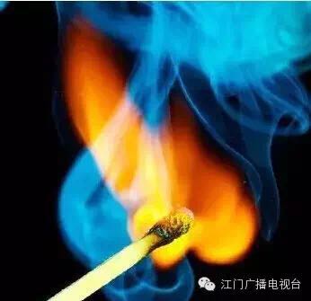 （5）冲洗：伤口若有毒牙遗留，应取出毒牙并反复用清水冲洗伤口；若能及时找到冰块，应将冰袋敷于伤肢，以减慢蛇毒的吸收。但应注意，血循毒类毒蛇咬伤者不宜做扩创排毒，以免伤口流血不止。