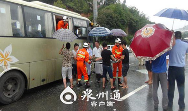 10月9日13时许，福建省道206线安溪路段因暴雨发生交通事故。（来源：泉州通）