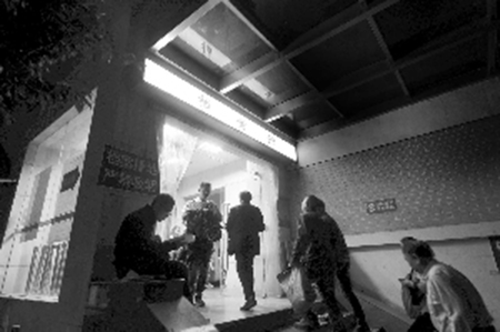 10月10日晚9点多，还有不少市民去华侨路的不动产档案馆办理购房证明。 现代快报 图