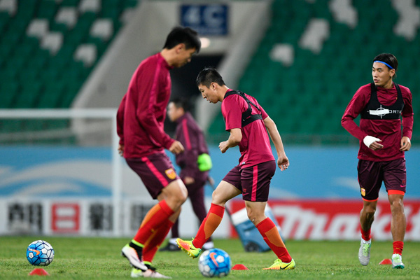 10月10日，中国男足赛前训练。