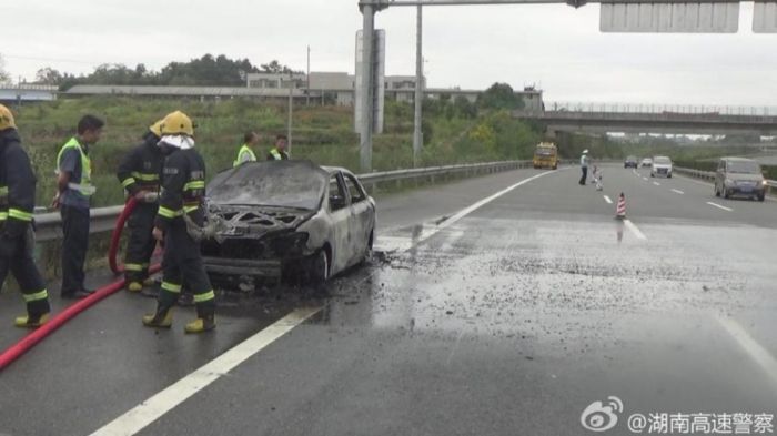 轿车烧成铁架子。