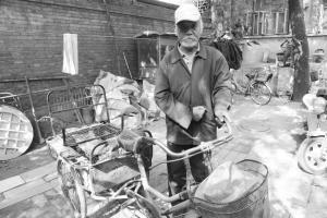 老人回忆被扶情景。 本报记者 石英杰 摄