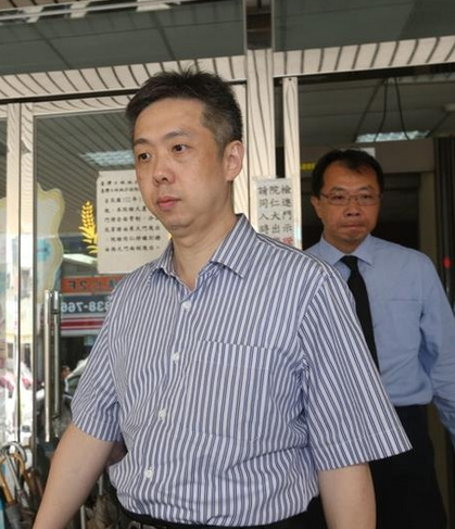 士林地检署侦办八仙粉尘爆炸案，因家属不满八仙董事长陈柏廷（前）等人获不起诉声请再议，“高检署”撤销后发回再查，士检10月11日侦结，仍将陈柏廷等8人不起诉处分。（台湾“中央社”档案照片）