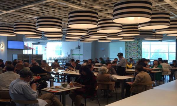 中老年“相亲族”的聚会在宜家家居上海徐汇商场“上演”。 新民晚报新媒体 图