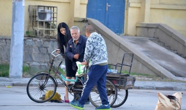 对于摆拍的质疑，被搀扶救助的脑梗老人裴京哲昨天站出来为女子澄清。 新浪河北 图