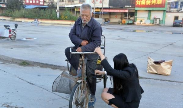 女子扶摔倒老人被质疑想当网红，老人现身作证：不能冤枉好人