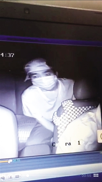 歹徒靠近出租车司机 本文图片均来自 海南新闻特区报