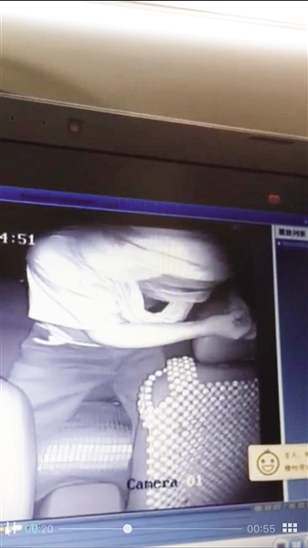 歹徒起身拿刀割向司机