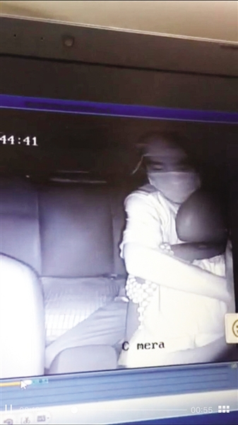 歹徒持刀割向司机颈部