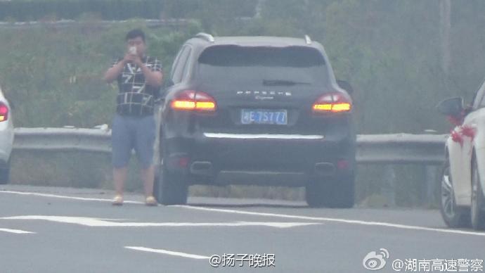 近日，湖南洞新高速，一小轿车自燃。救援过程中，着火车辆前方400米左右匝道口，5台小车依次停在路肩，司乘人员下车嗑瓜子拍照，围观看热闹。民警劝离无果，依法分别给予记6分、罚款200元的处罚。警察提醒：看热闹也要分场合。