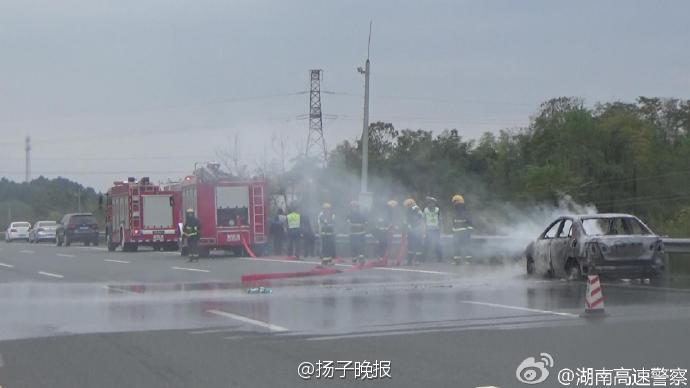 轿车高速自燃 围观者嗑瓜子拍照被扣6分