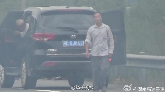 轿车高速自燃 围观者嗑瓜子拍照被扣6分