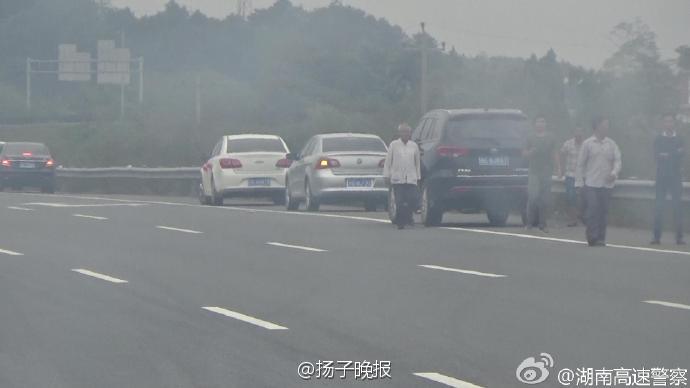 近日，湖南洞新高速，一小轿车自燃。救援过程中，着火车辆前方400米左右匝道口，5台小车依次停在路肩，司乘人员下车嗑瓜子拍照，围观看热闹。民警劝离无果，依法分别给予记6分、罚款200元的处罚。警察提醒：看热闹也要分场合。