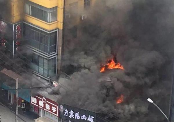 10月11日14时许，武汉汉口香港路和惠济路路口、武汉市儿童医院附近一建筑物发生火灾。