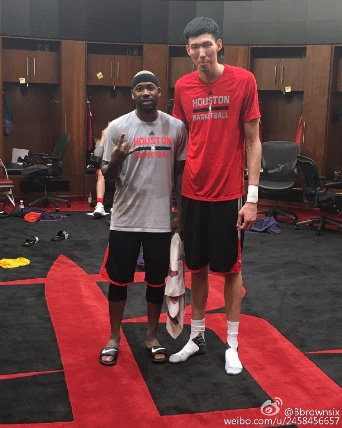 鲍比· 布朗与周琦合影