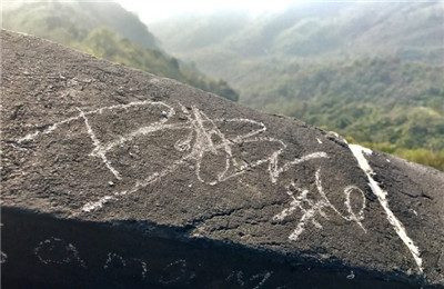 布朗在长城上刻下了自己的名字和球衣号码