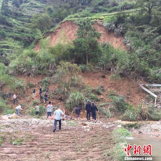 塌方现场 佚名 摄