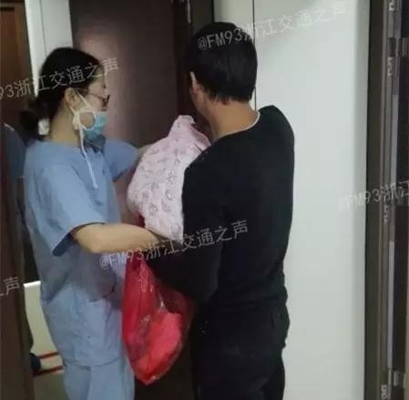 护士向“小爸爸”交代孩子养育注意事项。