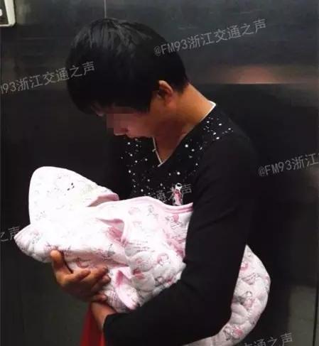 “小爸爸”仔细端详着出生几天的女儿。