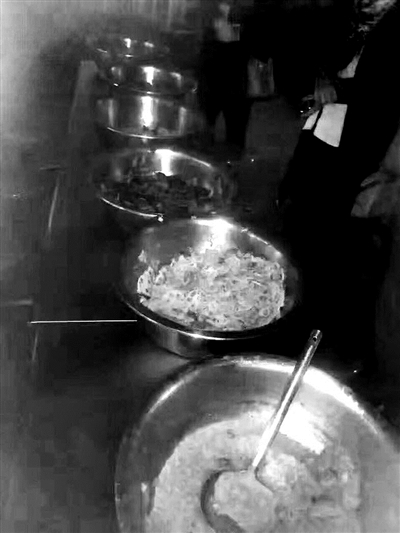 学生拍摄的食堂和饭菜的照片