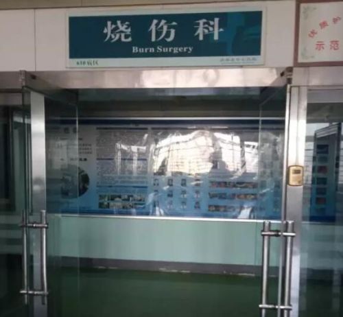 由于当时并没有起水泡，爷爷奶奶觉得没那么严重，就用涂獾油的土方子简单治了一下。十几个小时后涵涵爸爸回到家，这才发现涵涵有点不对劲，早上送到医院的时候孩子几近昏迷。济南中心医院的宋主任告诉我们，如果孩子当初能早早送来，事情可能不会这么严重。