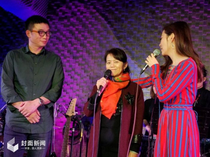 张靓颖凌晨接受采访：婚礼会如期举行，我妈说她同意了