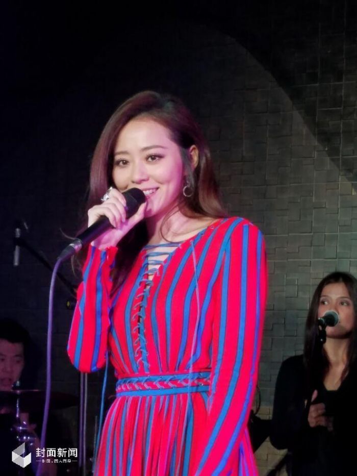 张靓颖凌晨接受采访：婚礼会如期举行，我妈说她同意了