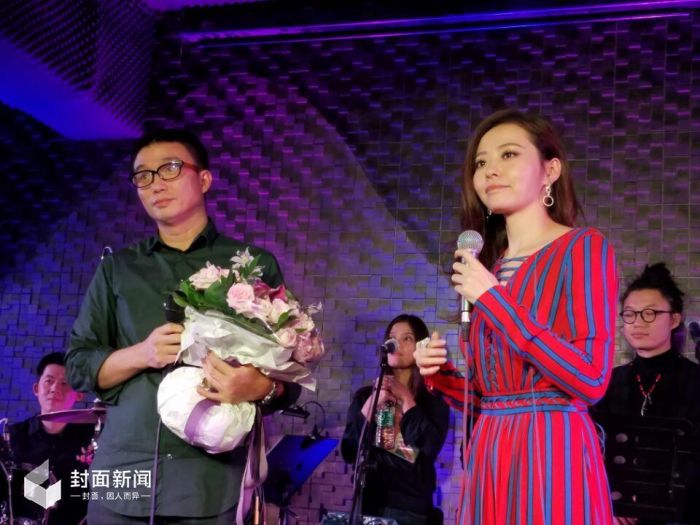 张靓颖凌晨接受采访：婚礼会如期举行，我妈说她同意了