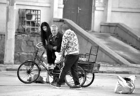 8日早晨，河北保定望都县火车站广场附近，一位70多岁的脑梗老人骑三轮车不慎摔倒，一女子上前救助，被恰好路过的望都县委宣传部新闻干事陈卫红拍了下来。照片上网后却引起激烈争议，有网友为这位女子点赞，也有部分网友质疑照片摆拍，个别网友甚至表示“女子想成网红想疯了”。