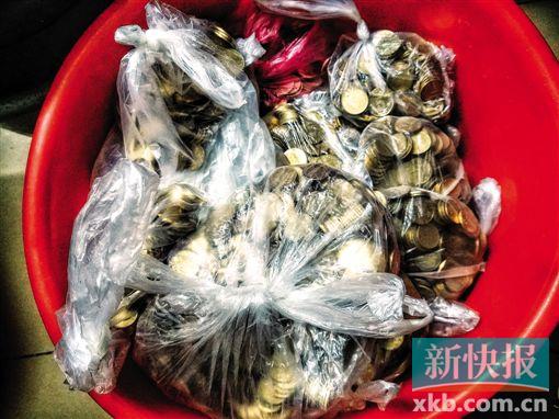 水桶中是一袋袋5角硬币。