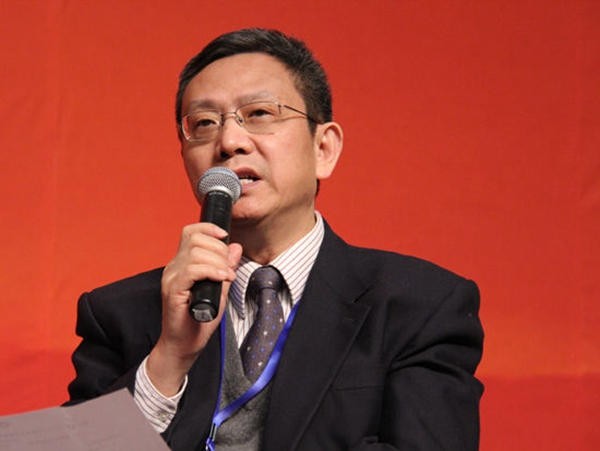 “我有一个评价，中国的房地产市场就是&lsquo;打摆子式&rsquo;的。”贾康说，前一段时间大家还担心“冰火两重天”，“冰”这边的压力太大，好多三四线城市和部分二线城市去库存压力那么大，没想到才几个月就迅速发生转变，一线城市和二线热点城市房价快速上涨，逼得各地政府不断推出各种限购限贷措施。