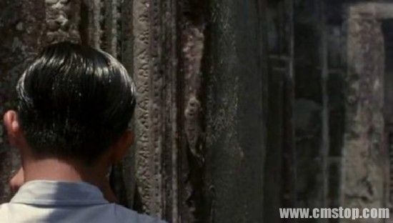 电影《花样年华》的最后，梁朝伟在吴哥窟对着一个树洞诉说自己心中的秘密，并以草封缄的情节早已成为无数影迷心中的珍藏。