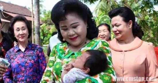 还有网友打趣地将中柬关系的热络归功于柬埔寨首相洪森的中国夫人。据说有一年，洪森在首相府召开内阁会议时适逢中国春节，会上他催促参会者赶快完成议题，说要回家杀鸡过年。可见他毫不回避在家里夫人说话算数的中国色彩。