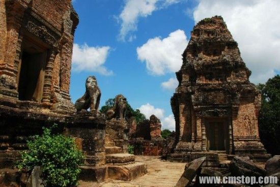 吴哥窟（Angkor Wat）又称吴哥寺，被称作柬埔寨国宝，是世界上最大的庙宇。12世纪时，吴哥王朝国王苏耶跋摩二世（Suryavarman II）希望在平地兴建一座规模宏伟的石窟寺庙，作为吴哥王朝的国都和国寺。因此举全国之力，花了大约35年建造。它是吴哥古迹中保存得最完好的建筑，以建筑宏伟与浮雕细致闻名于世。
