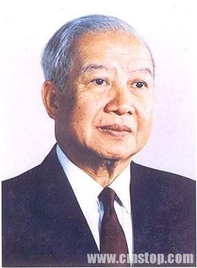 西哈努克国王是中国人民的老朋友。他长期致力于中柬友好事业，并多次访问中国。