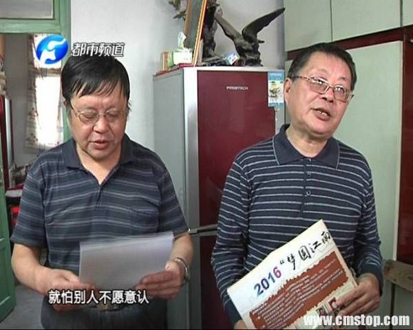 今年已经快六十的老周和老李说，虽然找到亲生父母的希望越来越渺茫，但是他们仍会坚持下去，我们也希望他们能尽快揭晓身世之谜。如果您认识图片上的两个人，或者有什么线索，都可以和都市君联系，或者拨打都市频道新闻热线：0371—65732233，让我们一起帮助兄弟俩找到自己的亲人！