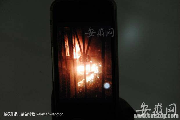 合肥一电动车棚凌晨起火看守老人救车时身亡