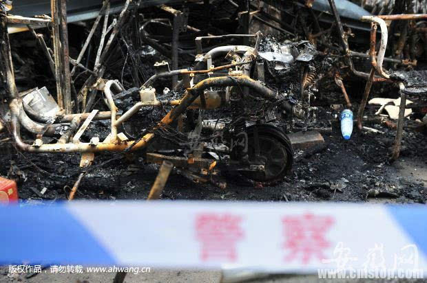 合肥一电动车棚凌晨起火看守老人救车时身亡