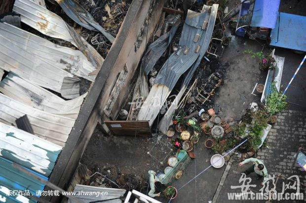 合肥一电动车棚凌晨起火 看守老人救车时身亡