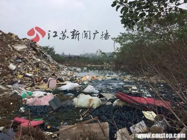 此处填埋场已运营近两年半，对于掺杂进来的化工垃圾究竟是怎么运进来的，谁运进来的，究竟倾倒偷埋了多少化工垃圾？付腾表示，绿环公司只负责现场取样管理，不具体运输垃圾，所以倒查有难度。