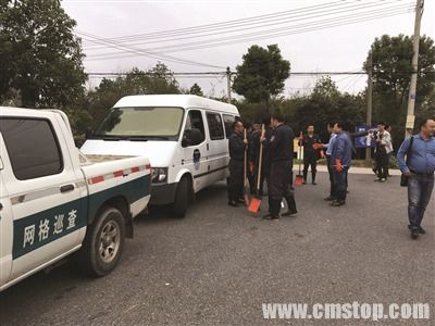 城管出动搜蛇。