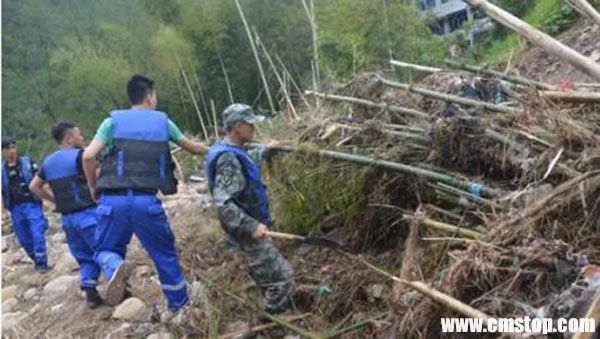 搜救队寻找女孩下落