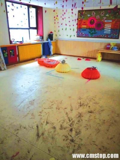 空荡荡的幼儿园教室。