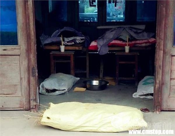 两位老人的遗体。 荔枝新闻 图