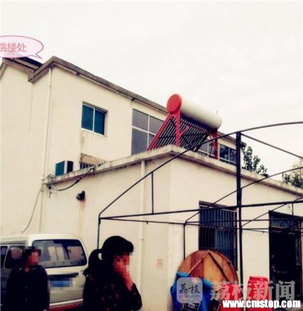 老人携手跳楼处。 荔枝新闻 图