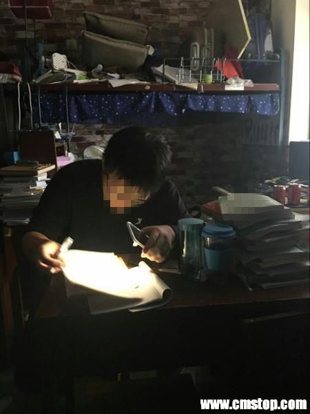 学生白天在寝室里看书需要借助手机的电筒。