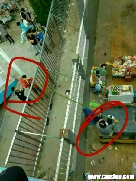 小贩和学生用竹竿交易。 爆料人供图