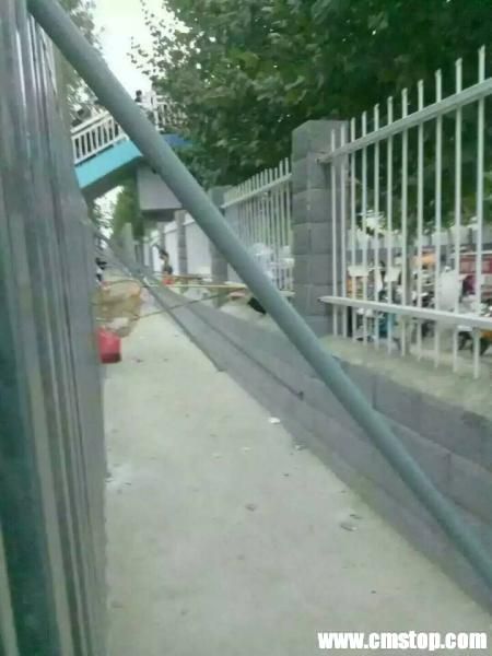 学校新建的铁栏杆。