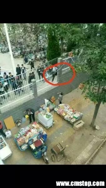 小贩爬围墙送饭。